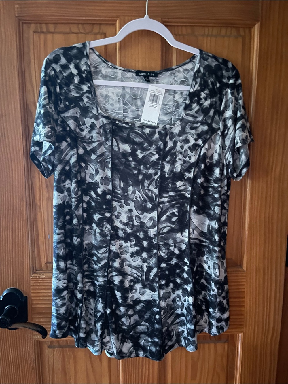 Sami & Jo Black and White Abstract Short Sleeve Scoop Top